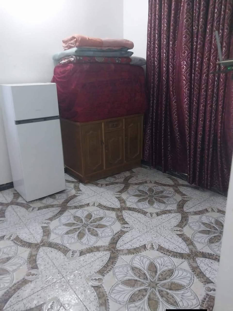 بيت 100 متر طابق ونص يحتوي على غرفتين نوم ومطبخ واستقبال وصاله بناء بلوك طابو صرف  في السكلات ال 13 السعر 68 وبي مجال رقم ***********
