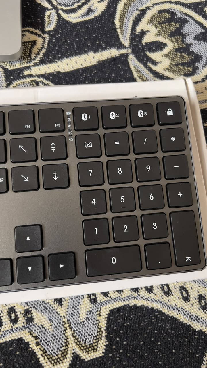 Joy Access Wireless keyboard
كيبورد للماك والايباد والايقون يسمح بربط ٣ اجهزة بنفس الوقت

مخصص للماك بي اختصارات الماك مثل الكوماند وغيرها ولوحة الارقام 

جديد مفتوح للفحص فقط

السعر 25.000 مع التوصيل 

***********
