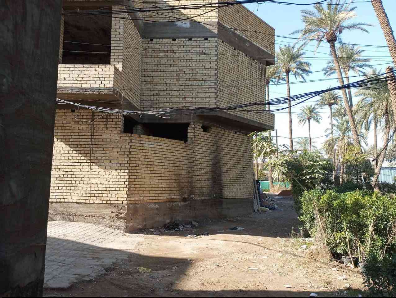 السلام عليكم تعلن شركة الجبوري للعقار والمقاولات العامه عن بيع دار ركن  ملك صرف زراعي سند 25 في منطقة الكريعات الدهاليك شارع الجوبه هيكل تريد على هاي الحطه تريد تسليم مفتاح
1 المساحة 90 مترررررر
2 الواجه 7 مترررر 
3 النزال 13 متررر
4 عرض الشارع 6 متررر 
5 السعر 190  مليون  وبي مجال 
يتكون من طابقين وستاره وبيتونه وسطح 
عنوان الشركة الكريعات الكويتي شارع حسينية ابي تراب قرب فلكة القرغولي استفسار اتصال على الارقام التاليه 
*********** أبو صكر الجبوري 
***********
