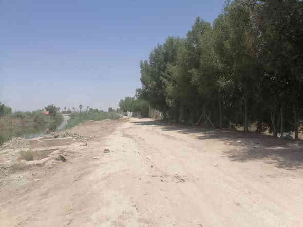 سياج PRC واشجار يحتوي علي نهر داخلي

***********
