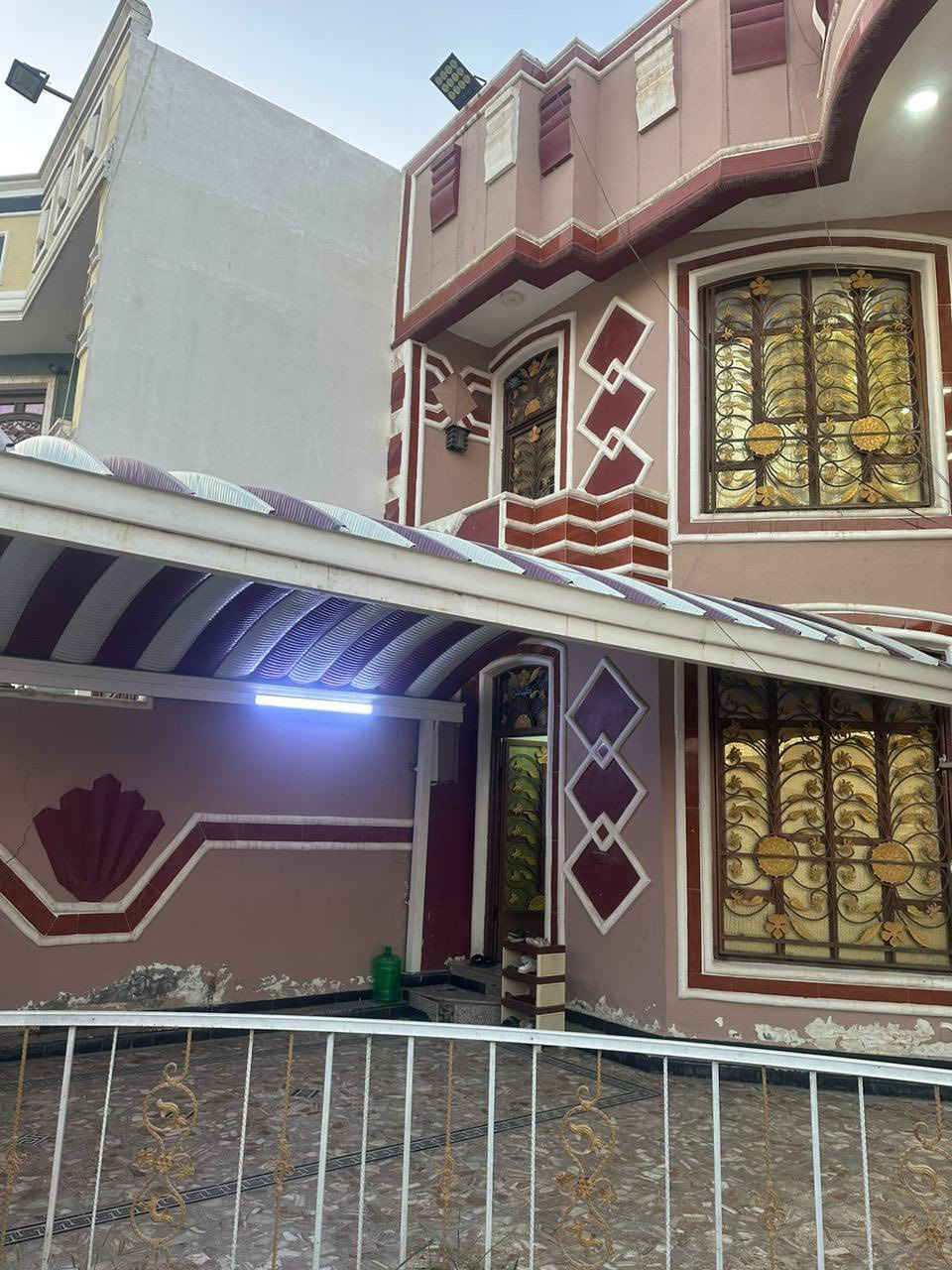 #للبيع  دار طابقين موقع طابو زراعي ملك صرف
مساحه ٣٠٠  متر 
واجه ١٥ متر 
نزال ٢٠ متر 
شارع ١٥ متر 
سنة البناء ٢٠١٦ 
يتكون الدار من طابقين الطابق الأول 
استقبال ٥ × ٦ 
صاله ٥ × ٥ 
غرفتين نوم ٥ × ٥ 
مطبخ ٦ × ٤ 
منور ٢ × ٣
صحيات داخليه وصحيات خارجيه مع ترك على داير البيت بعرض متر واحد
الارضيه كرانيت والبناء طابوك والسقف صب مسلح 
 الطابق الثاني 
غرف نوم ٥ × ٥ 
غرفة نوم ٥ × ٥  
صاله ٤ × ٤ 
باقي التفاصيل موضحه في مقطع فيديو والصور 📷 
الموقع بابل قضاء المحاويل حي الرسول او حي ابو اريج سابقاً🏛

🌿🌿🌿🌿🌿🌿🌿🌿🌿🌿🌿🌿🌿
#للإستفسار  عن السعر 210 مليون وقابل للتفاوض

الأتصال 
***********

***********
