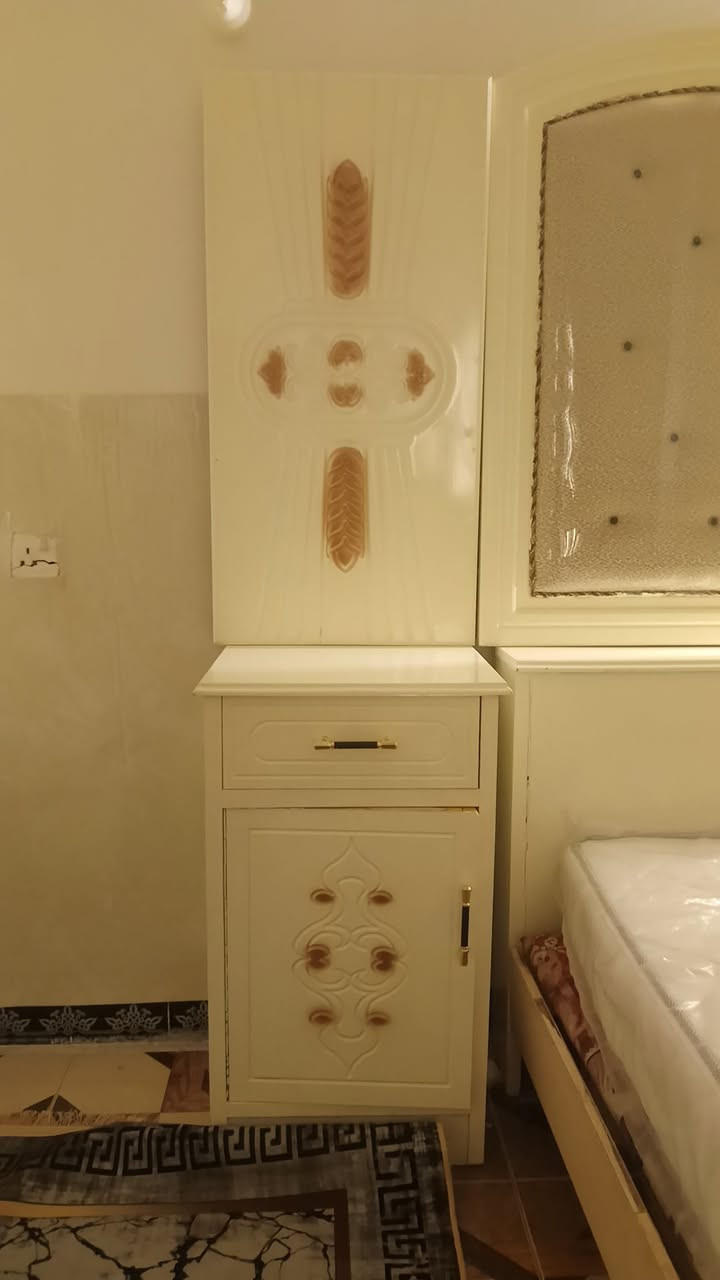 غرفة نوم للبيع صاج عراقي لون أبيض، استعمال شهر واحد فقط وحالتها مثل الجديدة. تتكون من ٨ قطع
القطع
كنتور ملابس
زاوية ملابس
ميز تواليت بيه إضاءة
كومدي صغير للأحذية
كومدي للتخزين نهاية الجرباية
جرباية بيها إضاءة
سرير
٢ كومودينو جانبيات
السعر: 1500 ونص
الموقع: البصرة _القبلة
للاستفسار والمعاينة: ***********
