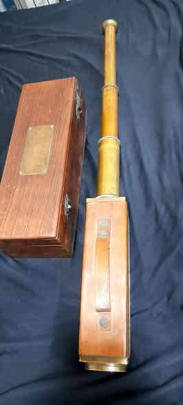 ناظور قديم ( تليسكوب ) ( سوبر انتيك ) موثق ومصنوع يدويا من البرونز ومغلف بالجلد الطبيعي صناعة يدوية تعود الى حقبة الحرب العالمية الاولى سنة 1915 مع العلبة الخاصة به وتفتح ابعاده الى ابعد من مدى اعالي البحار وتتوسع عدساته الى مدى اكثر من متر طولا ثم تغلق حسب المسافة المراد رؤيتها ،،، القطعة نادرة متحفية 

      ***********       واتساب $  فايبر
