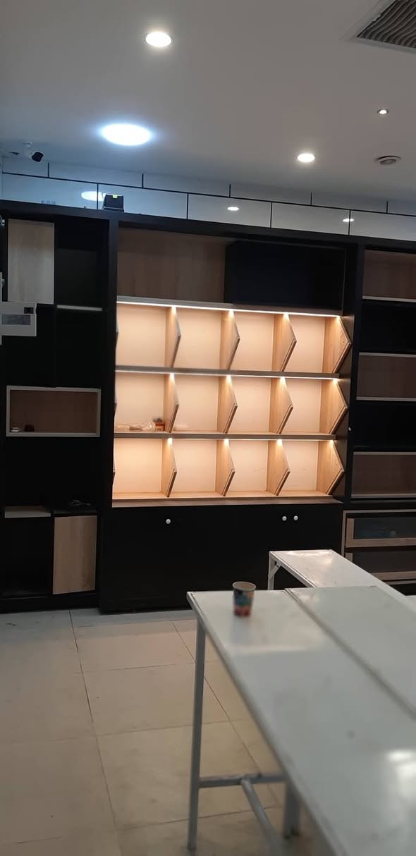 ئەم ڕەفانە بۆ فرۆشتن
شوێن هەورامان تەوێڵە 
ژ.م:***********
