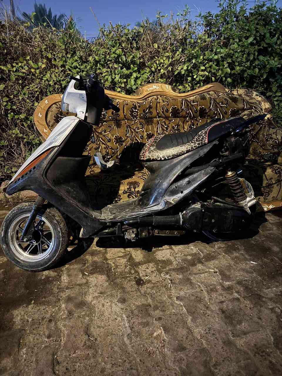 سلام عليكم دراجه مكينه نضيفه بلادي بس قويه  قفله 350رقم ***********
