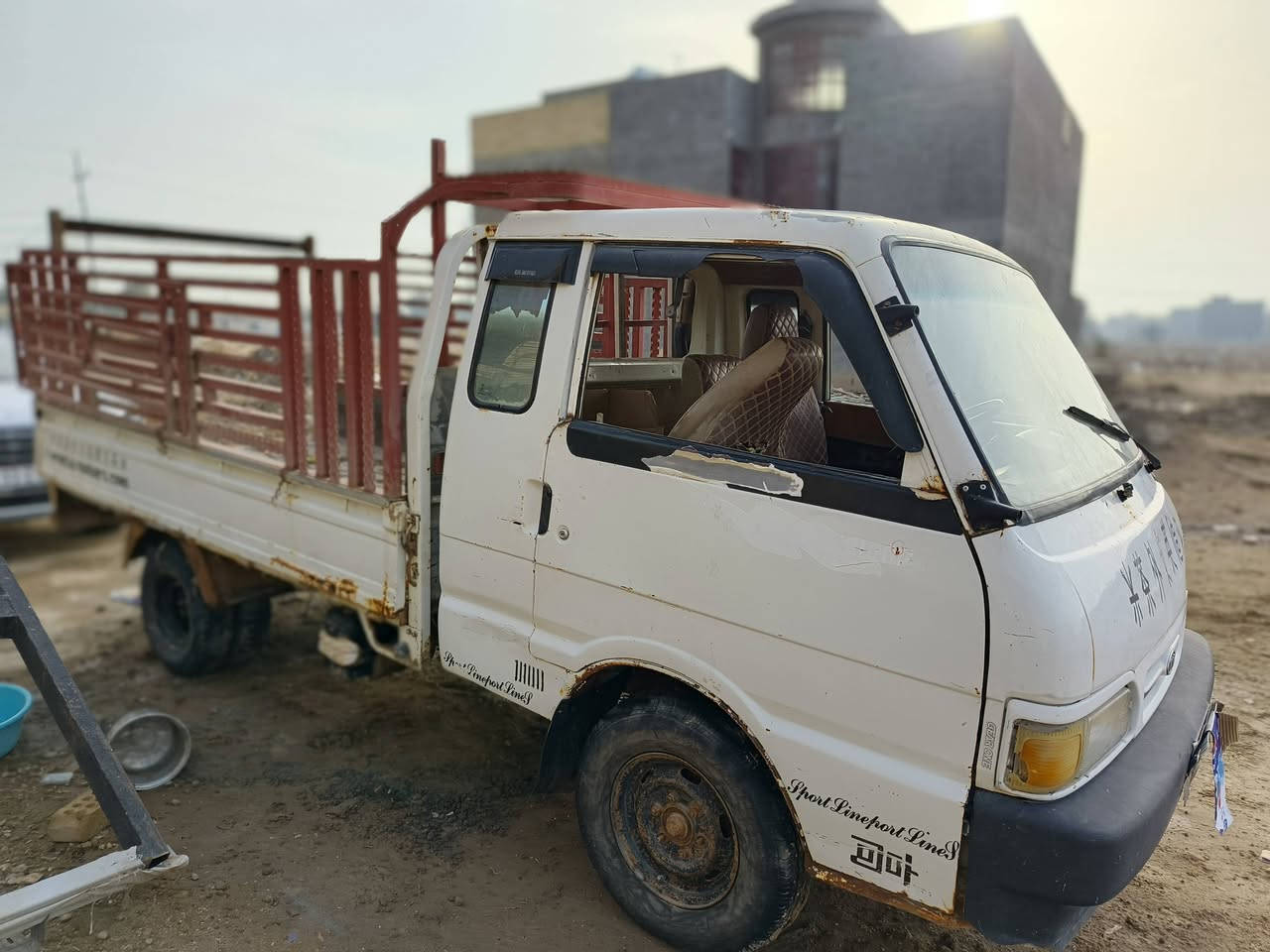 السلام عليكم كيا حمل للبيع موديل ٩٥  هاي نضافته مثل ماشوفوها بالصور محركها كايم سعر ٣٠ وبيها مجال مكاني بغداد قرب التاجيات الاتصال على  الرقم :*********** ،***********.
