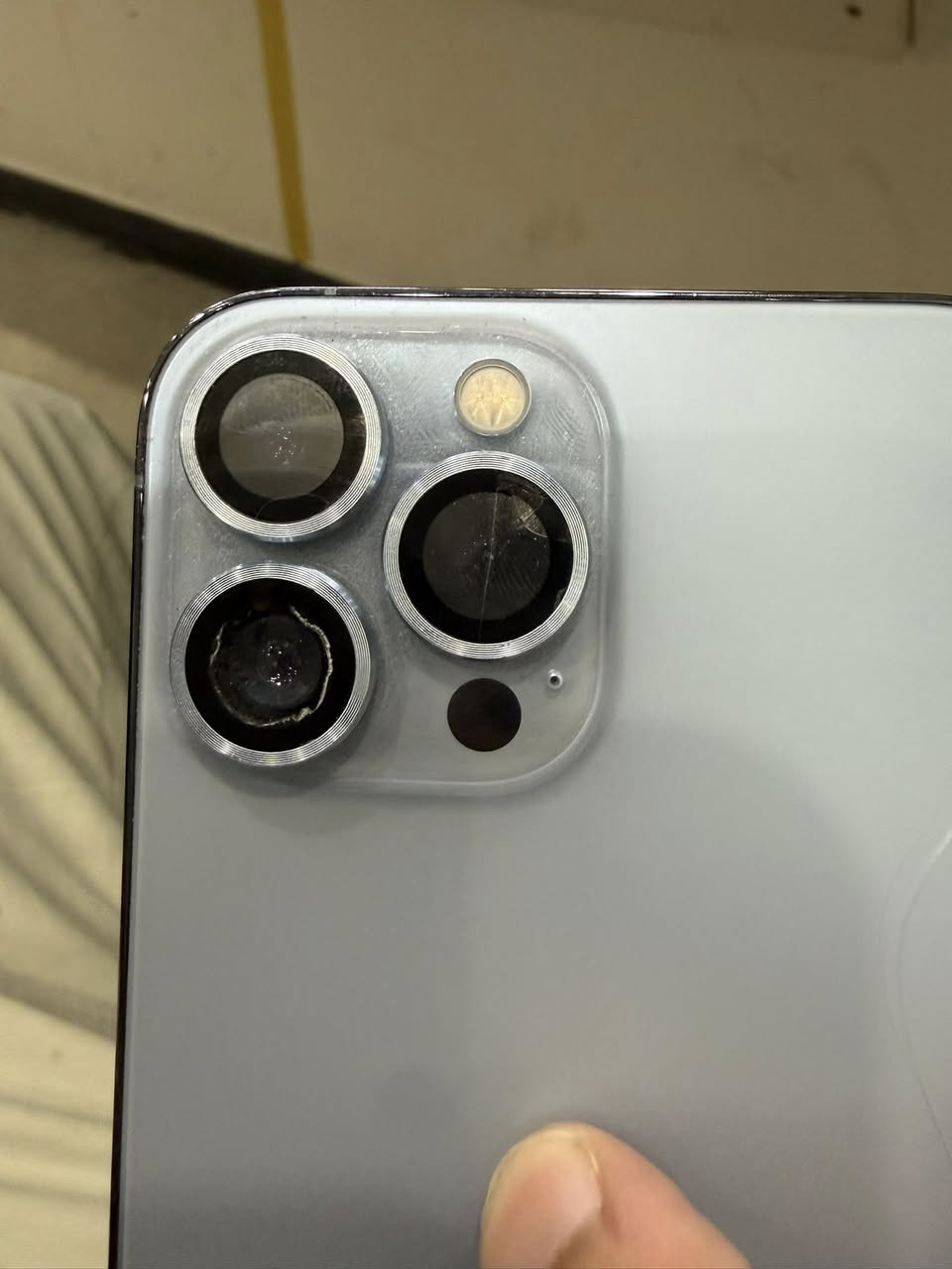 ايفون ١٣ برو ماكس ماستر AAA  ذاكرة 256
الجهاز لا مفتوح ولا مصلح الكامرة الخلفية واكفة ومكسورة العدسة الجوه والضهر مفطور الجهاز على وضعة ابيعة سعرة 400 للتواصل مامتواجد فيسبوك واتساب او اتصال ***********
