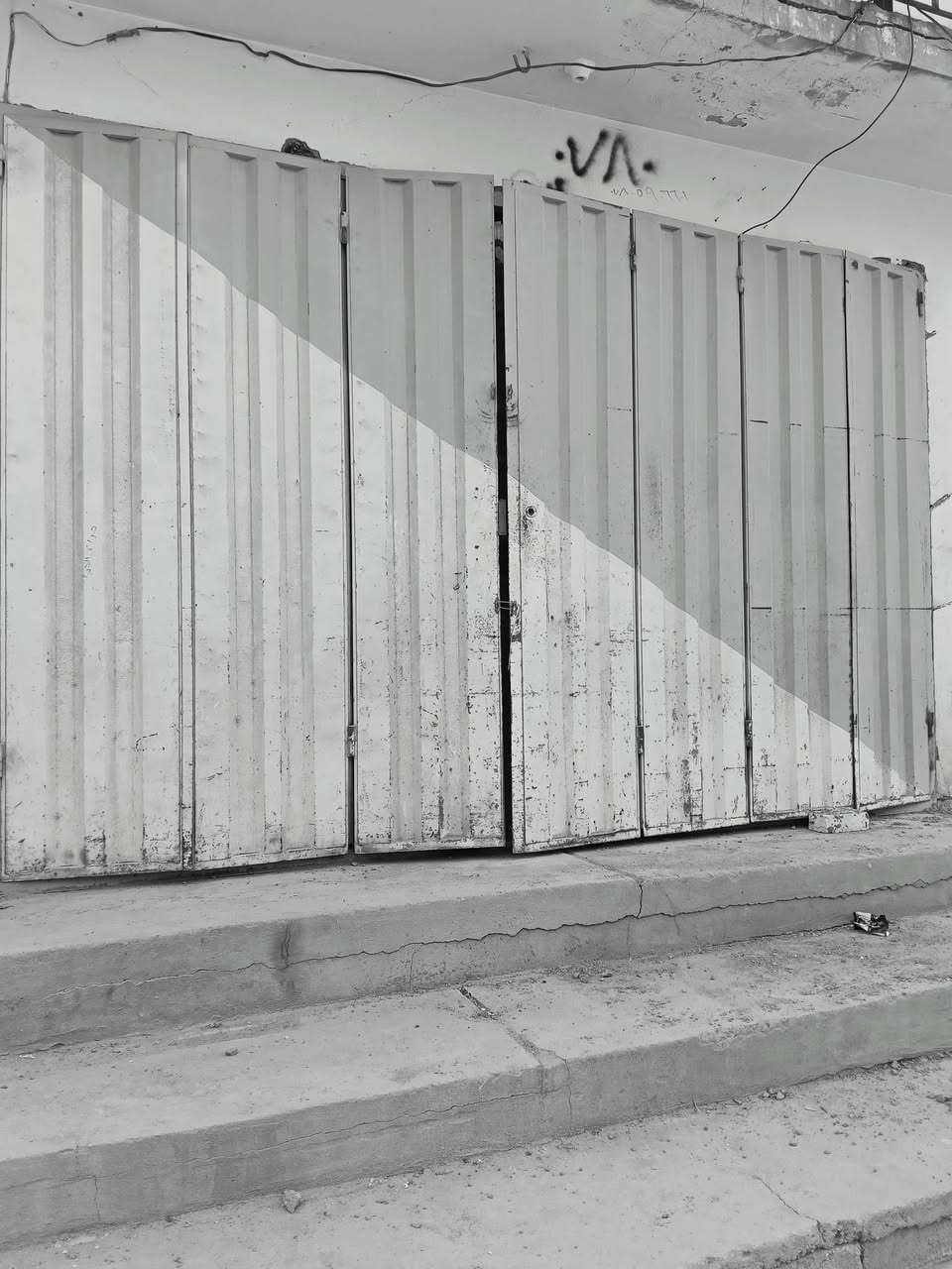 للبيع ابواب محلات  دفتري نظافه ممتازه للتواصل ***********..
***********
