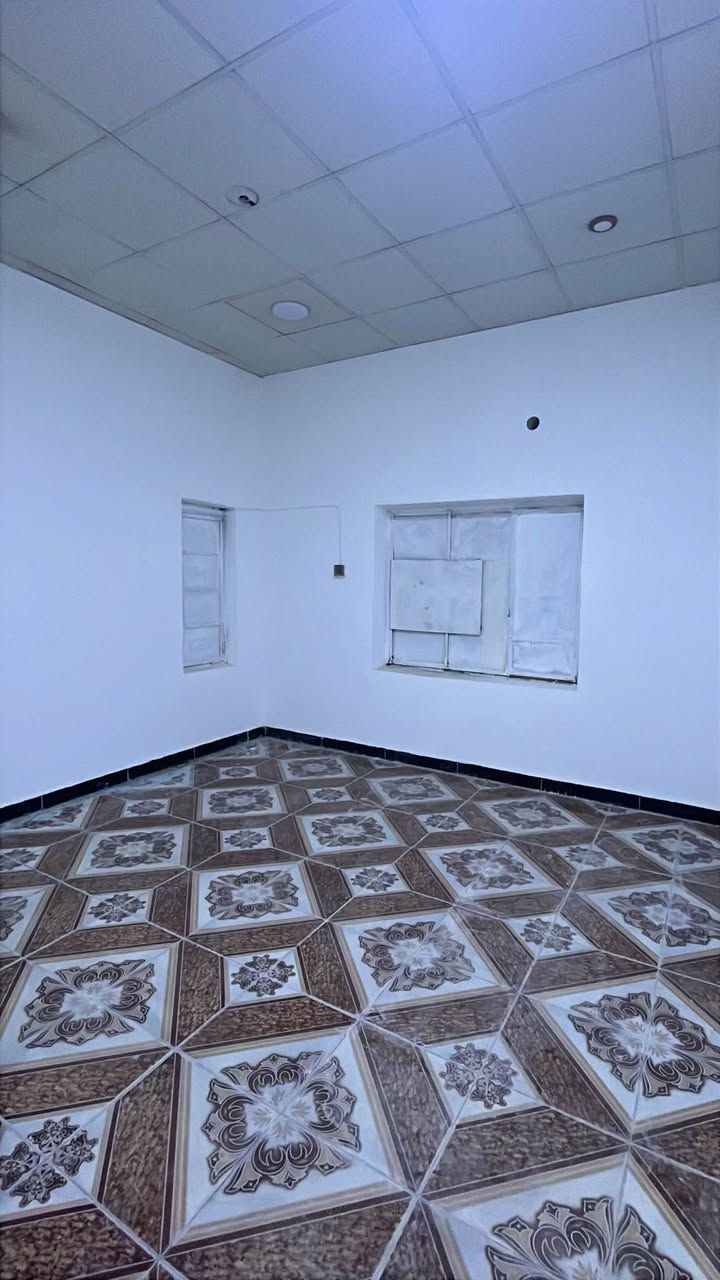 بيت للإيجار في الجمهورية الاولى مساحة 110 متر يتكون من غرفتين نوم وصالة واستقبال ومطبخ وصحيات داخلية وخارجية وطارمة صغيرة ومخزن سعر الايجار 600 الف للتواصل *********** البصرة, العراق
