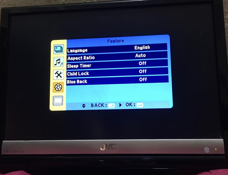 هذه الشاشة هي تلفزيون JVC من نوع LCD، وموديلها بالتحديد هو LT-19DK8ZJ.
توصيل أجهزة الستلايت الحديثة أو البلايستيشن.

​D-SUB (VGA): تقدرين تستخدميها كشاشة حاسبة (Monitor).

​منافذ AV و Component: (الفتحات الملونة) لتوصيل الأجهزة القديمة.

​SCART: المنفذ العريض الأسود بالأسفل.

​فتحة سماعات الرأس: موجودة من الجانب. سعره ما عرفه نطوني بيه سعر


**إذا كنت صاحب هذا الإعلان وتريد حذفه لأي سبب، رجاءا أرسل رسالة إلى الدعم الفني**