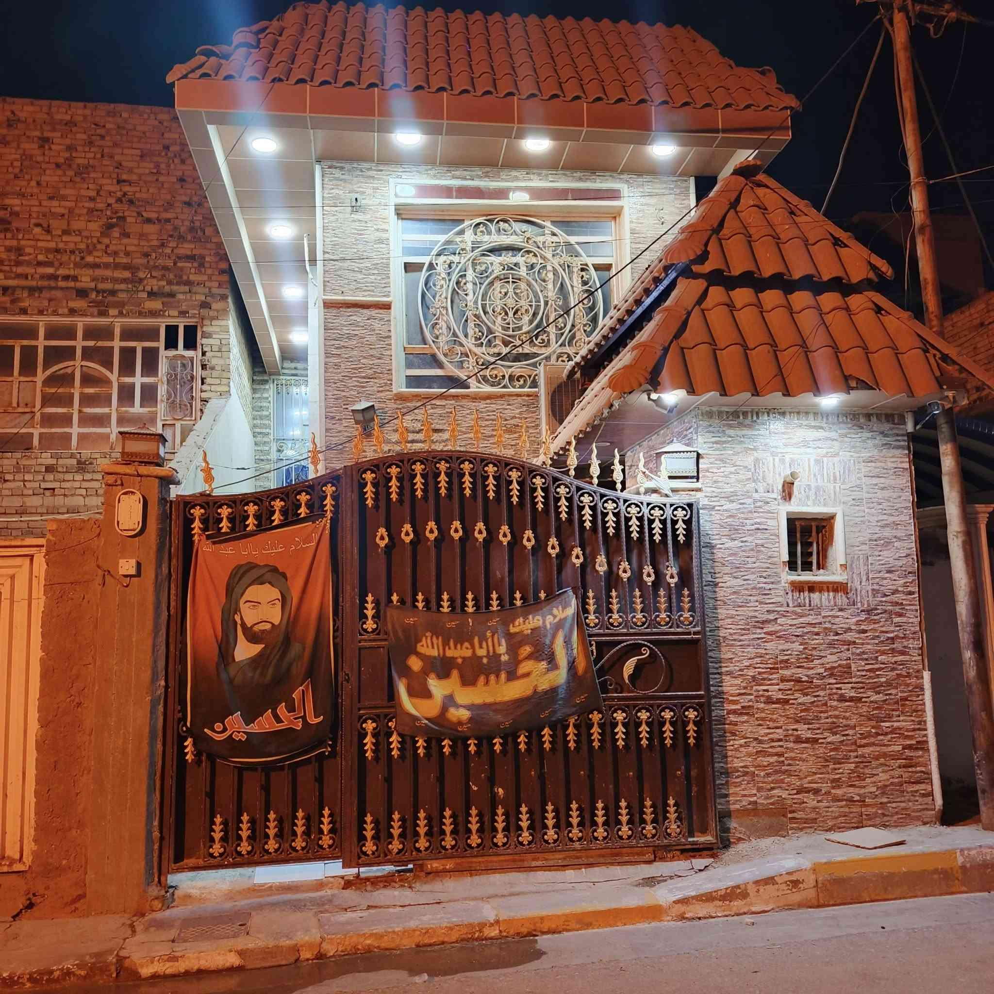 السلام عليكم 
دار للبيع حي الحضارة خلف مدرسة العبير المساحة ١٠٠م 5×20 يتكون من الطابق الأول استقبال وصالة ومطبخ وحمام داخلي وصحيات خارجية وطارمة صغيرة ومنور 
الطابق الثاني غرفتين نوم وغرفة كاملة سقف سندويج 
البناء عگادة والأرضية مرمر والسقوف مغربي للاستفسار ***********
