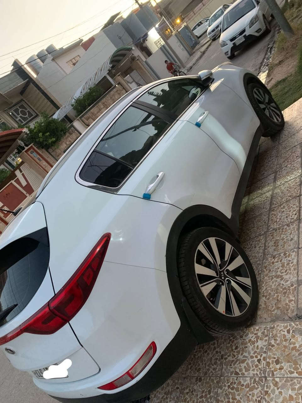 السلام عليكم كيا اسورتاج 2017 اكلين  ام الصمان خمس سنوات من شركة كيا الي بربيل
مواصفات بنوراما كشنات جلد مشنين الامامي كهرب حساسات امامي خلفي داخل لونين ويلكب 19 زراك لايت 
مري شفط دخول ذكي لايت لد اصلي شاشه اندروايد يدات نيكل ترحيب كابون بانزين ورقي سنويه لي سنة 2027 رقم مسطره هزه ما ساقطه باتري جديد تايرات جديده بدون تعديل بارد بيها شخط بسيط اوبخصه مكان وحده ازغيره ما ملعوب بيهم السعر 187 بيها مجال مكان موصل حي الصديق
للتواصل *********** بي واتساب
