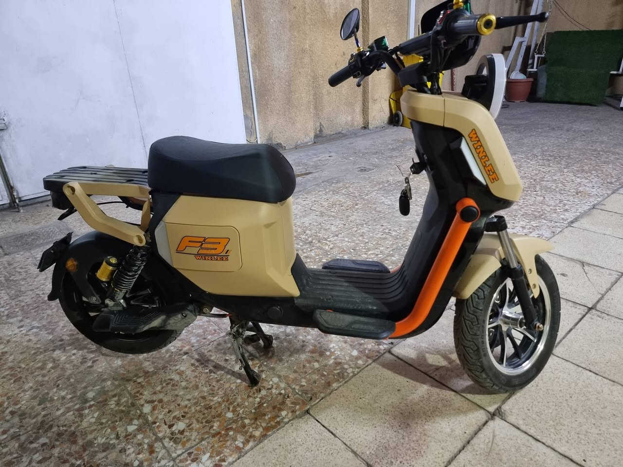 دراجة شحن للبيع ماركة وينلي f3
مسافة 40km 
بيها نظام بلوتوث 
اربع سرعات 
ملف 1500w 
٥ بطاريات 
سعر 650 وبيها مجال
عنوان بغداد حي الاعلام تقاطع درويش 
الاتصال ***********
