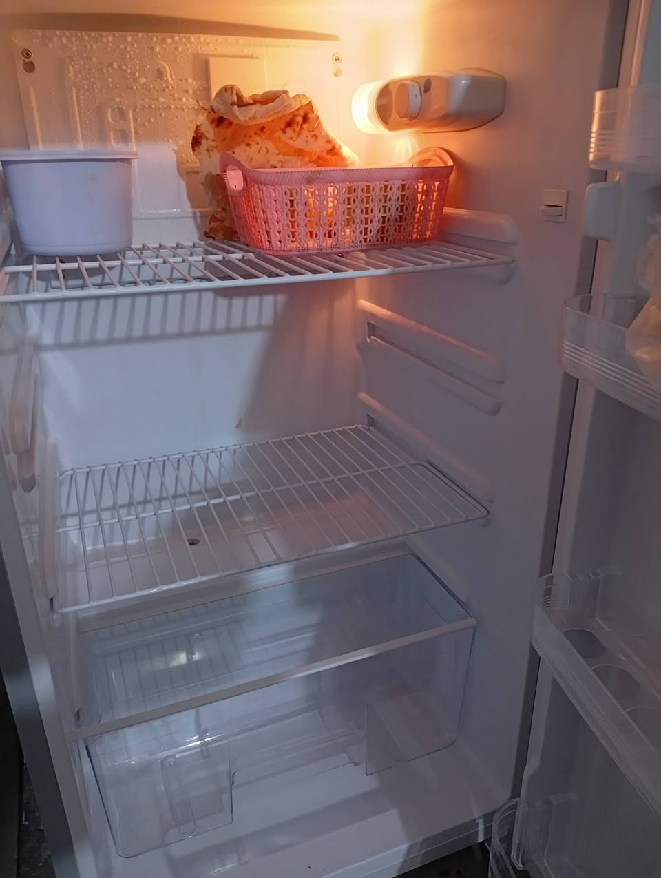 ثلاجه حجم وسط لبيع ماخذيهه ب 450 اريدهه 250 مصارلي 4اشهر لمن شتريتهه مكاني بغداد ***********
