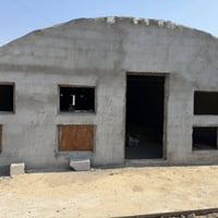 حقل دجاج مساحه طول الحقل 40 متر والعرض 9 متر الحقل بعده جديد ومرابط بي...