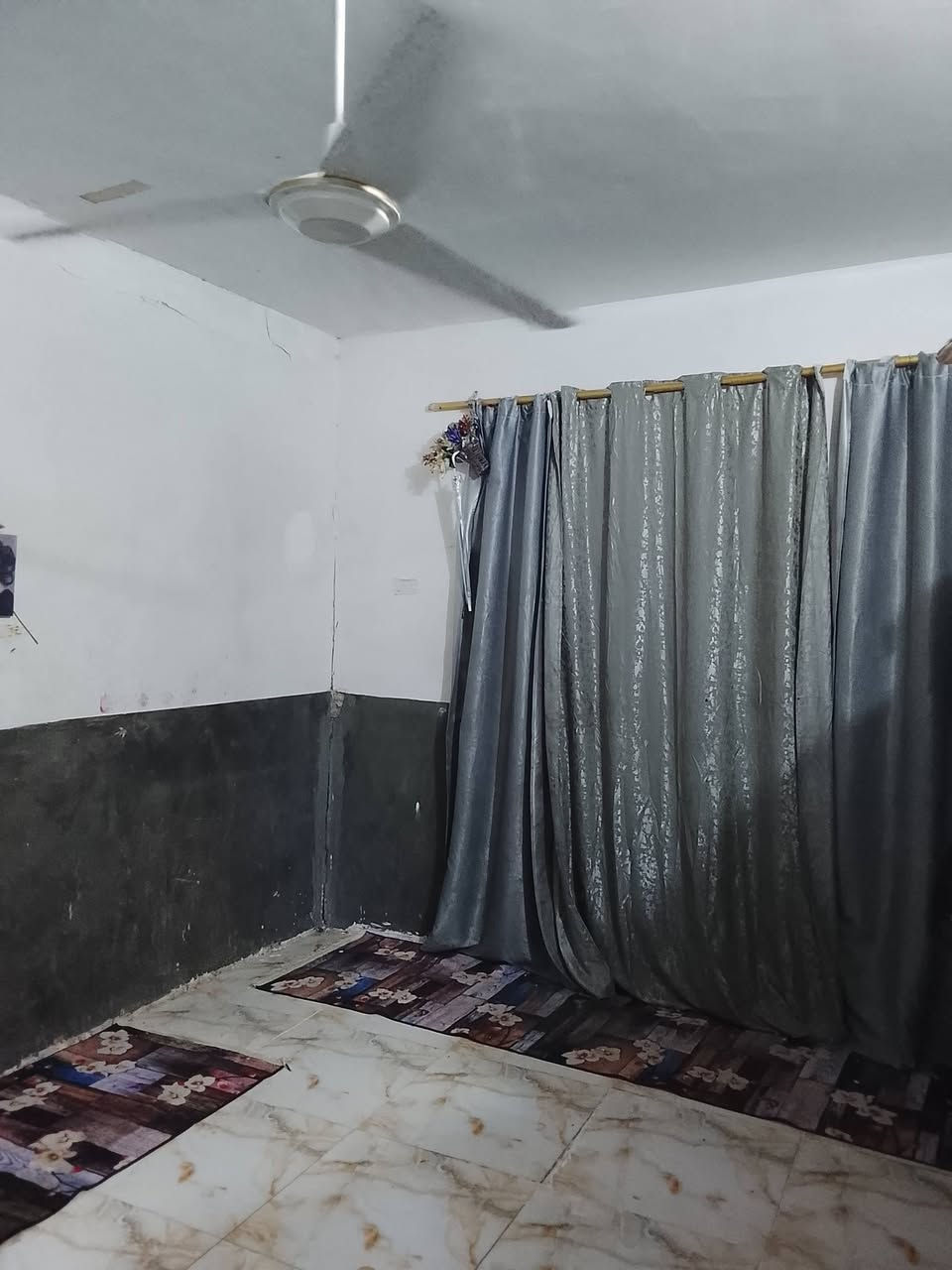 *🏡  بيت ركن للبيع بالشامية 🏡*
*الموقع*: قضاء الشامية - حي العسكري الغربي،(الرغيلة)  قرب المدارس الجديدة.  
*المميز*: البيت ركن على 3 شوارع، 

*التفاصيل:*
- *المساحة*: 200 متر.. طابو صرف  + فضلة مستلم وصل رسمي من البلدية
- *رقم العرصة*: 16/216 
- *البناء*: مكون من مشتملين المشتمل الثاني يحتاج ترميم اما الضاهر بالصور فقط المشتمل الاول. 
*السعر: 50 مليون دينار عراقي*  
*قابل للتفاوض بالمعقول * 💵

*للتواصل والاستفسار والمعاينة الإتصال على الرقم *: 
📞 ***********
