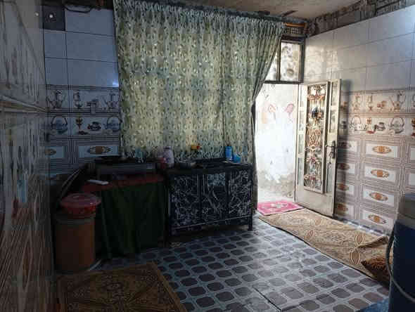 بيت للبيع مساحه 200 بيه غرفتين وصاله ومطبخ وستغبال  مقابل المركز السعر 27 وبيه مجال بيت مسلح ماء كهرباء مجاري شراي يتصل أو يراسل ***********
