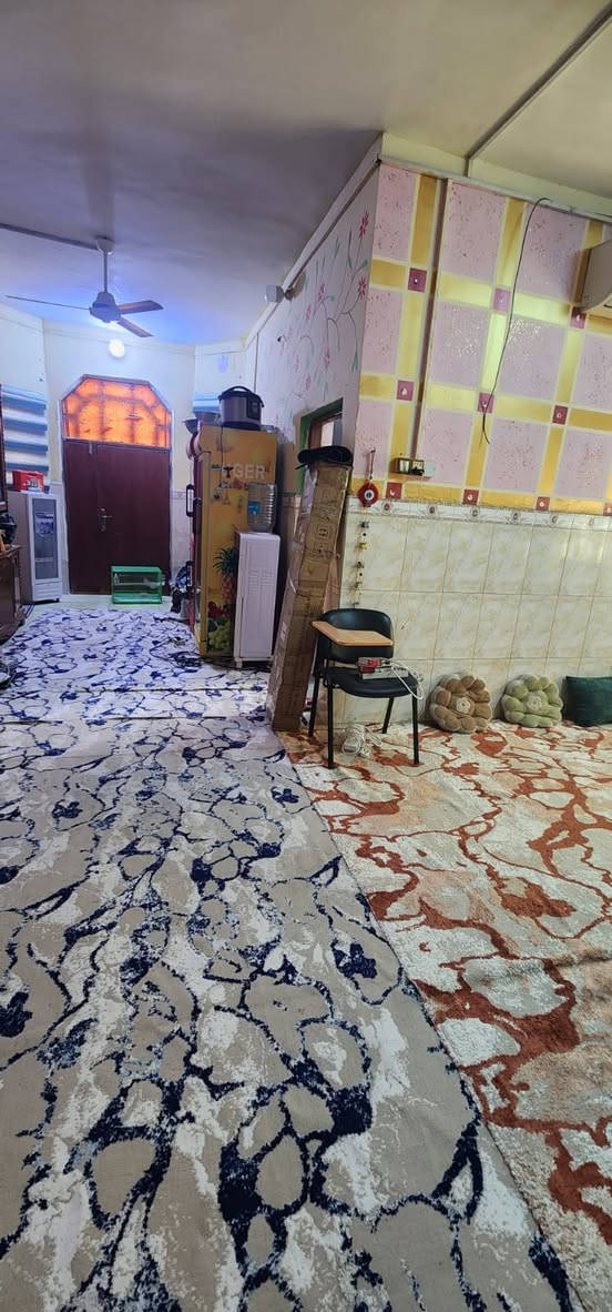 السلام عليكم
دار للبيع طابق واحد
العنوان : البصرة -الجزيرة الثالثة -باب الهوى - شارع رقم15-ثالث بيت عاليسار
المساحة الكلية 285 متر مربع
تاريخ البناء يتوقع 2014
نوع البناء اول متر ونص بعد الباتلو طابوك والارتفاع المتبقي بلوك 
مساحة البناء بحدود 140 مترمربع 
الحديقة 
14.05 ×5.65 متر 
يتكون البيت من :
غرفتين 3.75×5.5 متر 
استقبال 4×5.75 متر
هول اول 3×4.74متر
هول ثاني 3.75 ×7متر
مطبخ 3.60×3.80متر 
فضاء داخلي بجانب الدرج 1.65×2.45 متر
حمام سباحة تحت صحن الدرج 1.5×2.65 
فضاءخارجي بالواجهة على طول البناء بمساحة حوالي 30م٢
تواليت خارجي قرب الاستقبال وتواليت خارجي في ركن الحديقة 
باب كراج عدد ١ 
الجدار الخارجي مغلف بسيراميك بالكامل 
سقيفة جينكو نظامية على كل مساحة السطح 
التسطيح عبارة عن تزفيت وطبقة تراب فقط ارضية البيت سيراميك بحالة جيدة وبدون اي اضرار كراج سيارة من ضمن الحديقة مطبق سيراميك 
الكهرباء مسجلة في مديرية كهرباء الفيحاء 
اسالة الماء مسجلة في دائرة ماء الفيحاء 
ملاحظة : واحدة من الغرف سطحها متضرر من رطوبة الامطار  وبمساحة نص سطح الغرفة 
والثانية سطحها متضرر من رطوبة الامطار من الطرف الخارجي المعرض للجو وبمساحة قليلة جداً
السعر المطلوب 130 مليون دينار
لمزيد من المعلومات يرجى الاتصال على الارقام التالية :
***********
***********
