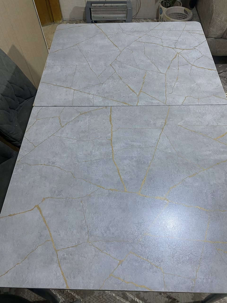 ميز طعام للبيع كلش نظيف ويتكبر ويصغر بدون كراسي 
السعر قيم بما يرضي الله
