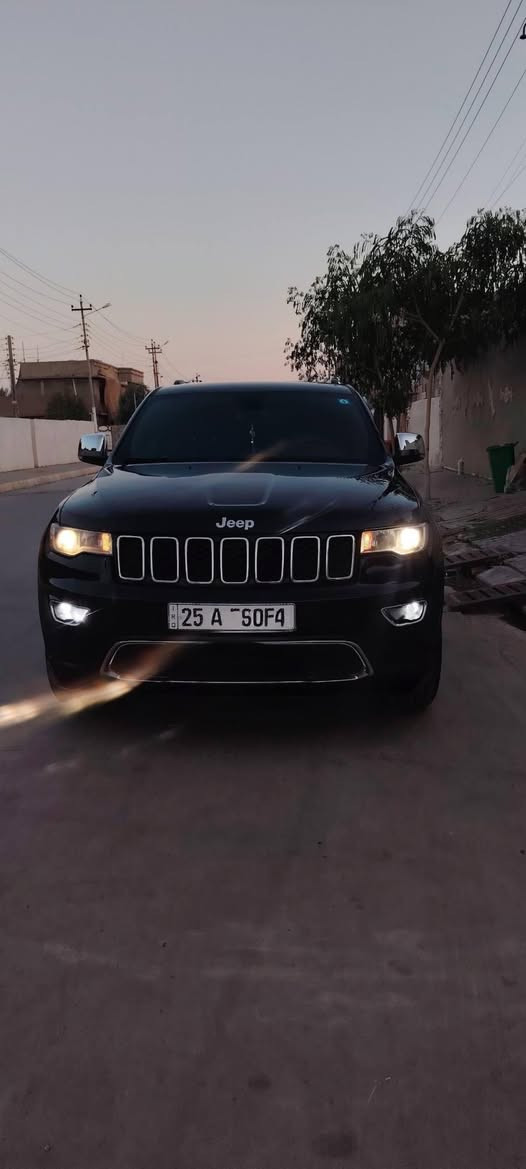 بيع مستعجل لغرض عمليه​🚗 جيب غراند شيروكي ليميتد (Jeep Grand Cherokee Limited) للبيع
​السلام عليكم، عارض سيارتي الجيب للبيع، والسيارة ما شاء الله مثل ما واضحة بالصور حيل حلوا الله يشهد 
​الموديل: [2019]
​الفئة: ليميتد (Limited).
​اللون: أسود ملكي.
​الرقم: كركوك (ألماني جديد)، سنوية وهزة جديدة.
​المحرك: 6 سلندر (3.6L).
​
​المسافة المقطوعة: ماشية 110,000 [ كيلومتر].
​🌟 المواصفات:
​بصمة تشغيل +بصمة أبواب+تشغيل عن بعد
​شاشة كبيرة مع كاميرا خلفية وحساسات.
​كراسي جلد (كهرباء).
​جنطة خلفية كهرباء.
​تبريد  قطعتين ثلج، كير ومحرك وجاهزية بشرط الفحص.
​
​🛠️ حالة البودي والضرر:
​السيارة بيها ضربة صايرة بصفحة السايق (مصلحة وجاهزة والسيارة حركتها وتوازنها 100%).
​[ايرباك برده طاك وراجع سستم].
​السعر: 195 ورقة (دفتر و95 ورقة)  وبيه مجال
​مكان السيارة: كركوك.
​للتواصل والاستفسار (واتساب أو اتصال): ***********
