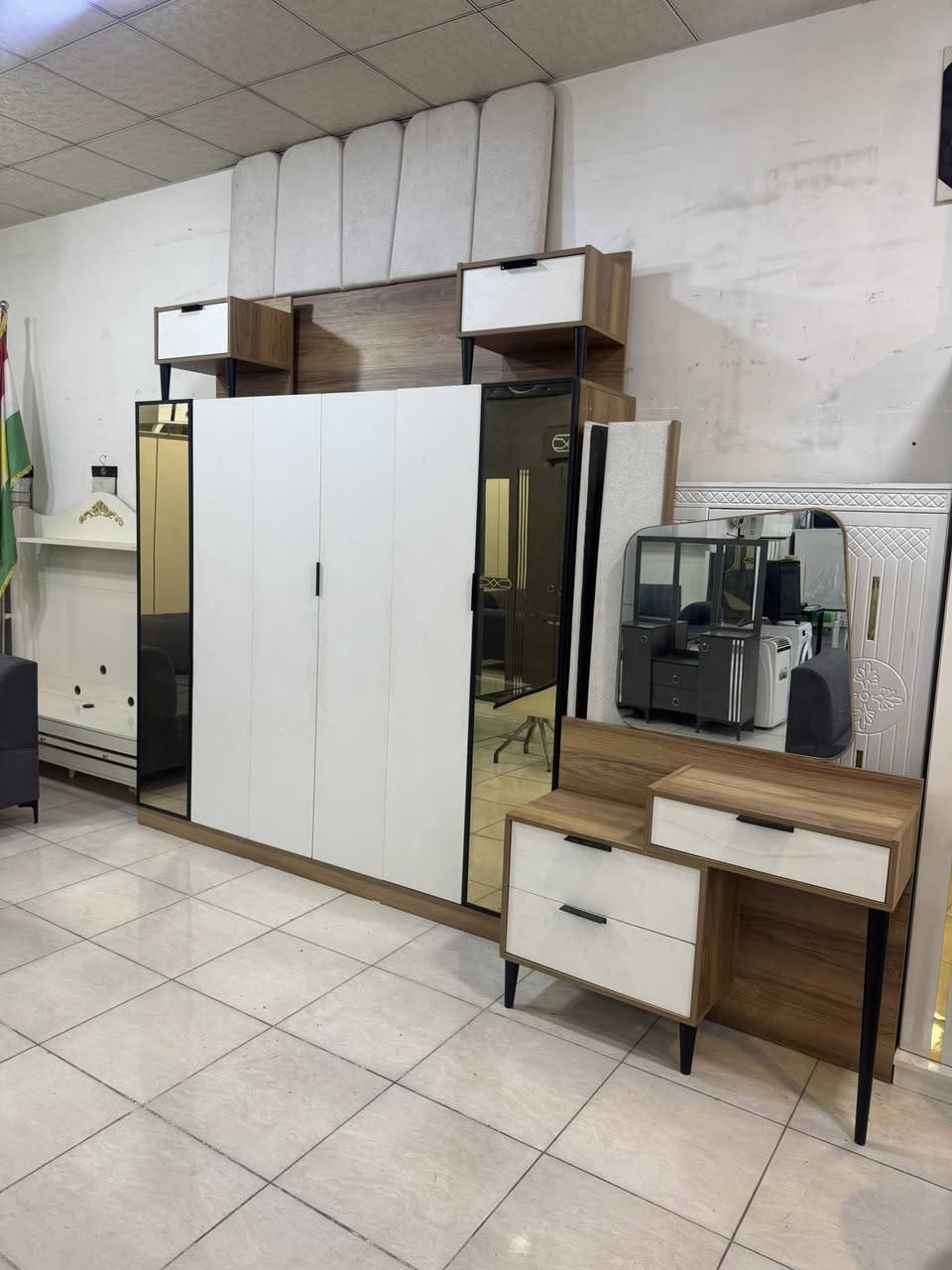 يتوفر جميع الاثاث بيع وشراء وتبديل 
العنوان اربيل سايدين بنصلاوة فرمانبران 
مقابل سوق الخضراوات 
يتوفر نقل داخل وخارج اربيل 
الاستفسار *********** واتساب
