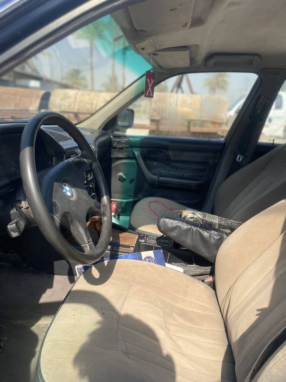 سلام عليكم مرخصت الادمن بي ام 520 بيه مكينه 25مفتوح وكير اوتو تبريد شغال سنويه ل29 رقم انكليزي تحويل مباشر بدون حادث مستعجل ع البيعه سعره ٣٥💲وبيه مجال بسيط اليوسفيه  مكاني بغداد *********** بيه واتساب
