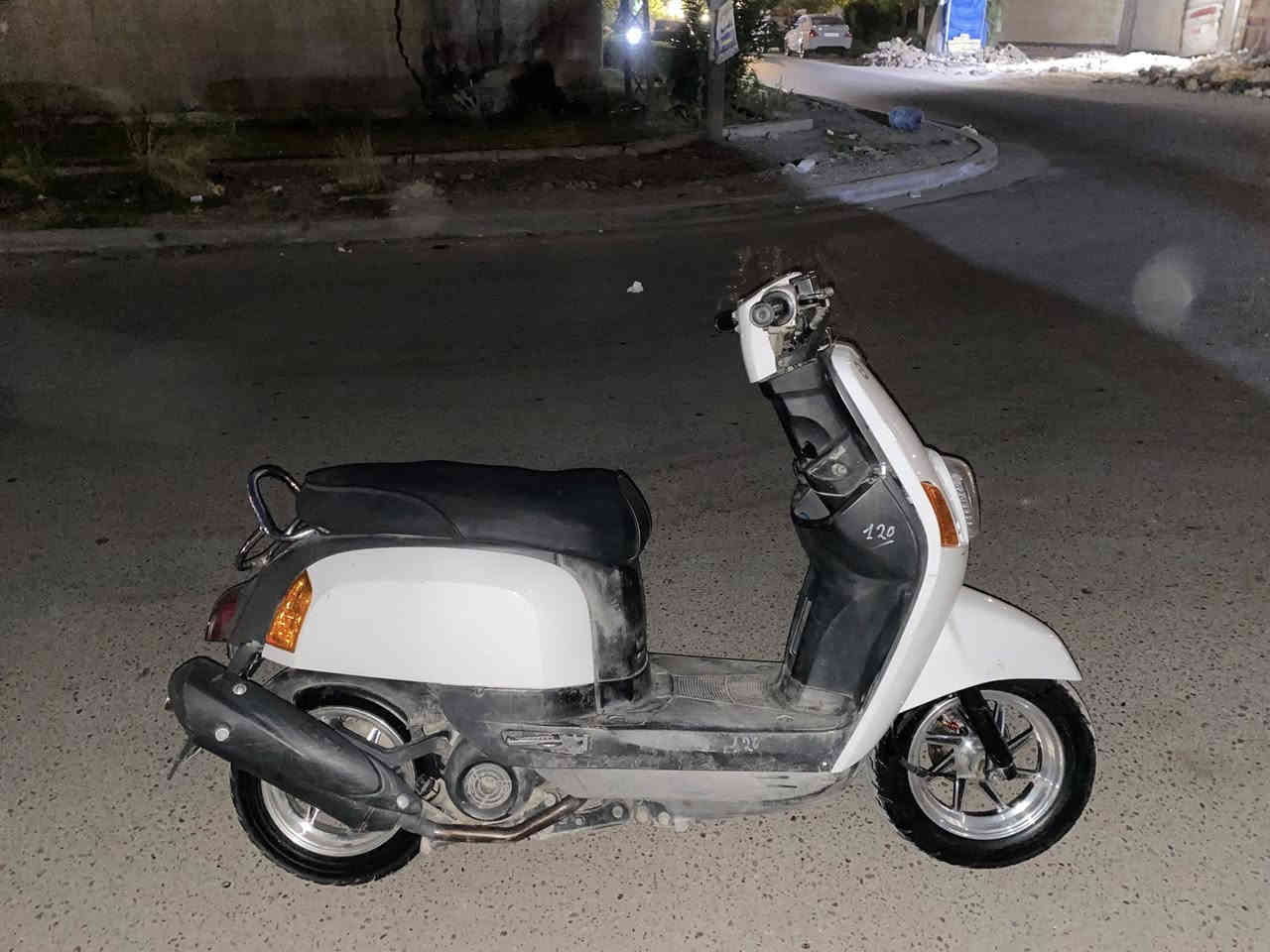 سلام عليكم اخوان دراجه ماكس بوليس كابريتر عليه كلج خلفي WF وكلج امامي رياضي وياله رياضيه صالصنه FM 
كهربائيات كامله للاخير باتري جديد دراجه بلاديه مكينته جديده تعال وافحص عنوانه بغداد ب 500 وبيه مجال للشراي 
الرقم ***********
