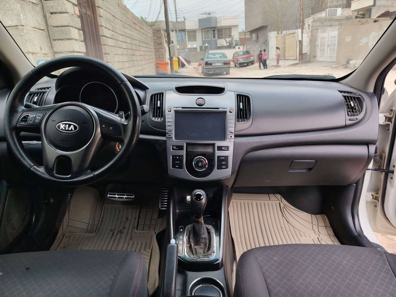 السلام عليكم ورحمة الله
سيراتو ٢٠١٢ خليجي للبيع  باسمي
تبريد. تدفئة شغال جديد
تخم تاير جديد
السعر ٩٢
مكان السياره سامراء
هاتف ***********
