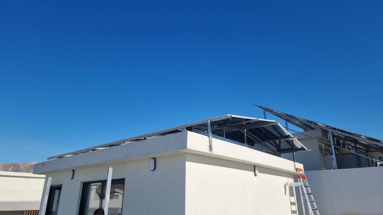 منظومة جديدة محافظة دهوك - فيلل ماربيلا 
تم اليوم الانتهاء من نصب منظومة شمسية high voltage في محافظة دهوك - فيلل ماربيلا للدكتورة لمى جلال حسن .  

منظومة هجينة بدون بطاريات تعمل اون كريد في الوقت الحالي مع امكانية اضافة بطاريات في المستقبل . تعطي المنظومة 45 امبير وارجاع الفائض الى الكهرباء الوطنية 
- انفيرتر هجين سوفار 10 كيلواط جهد عالي ضمان 5 سنوات 
- الواح 620 واط دبل وجه عدد 20 ضمان 12 سنة 
- حديد مغلون 
- واي فاي ،تحكم ومراقبة عن بعد .

 مكتب طاقة لنصب وتجهيز الطاقة الشمسية  
*********** 
*********** 
***********
:
#طاقة_شمسية
#طاقة_نظيفة
#HighVoltage
#Sofar
#OnGrid
#دهوك
#فيلل_ماربيلا
#الطاقة_المتجددة
#مكتب_طاقة
#SolarEnergy
#RenewableEnergy
