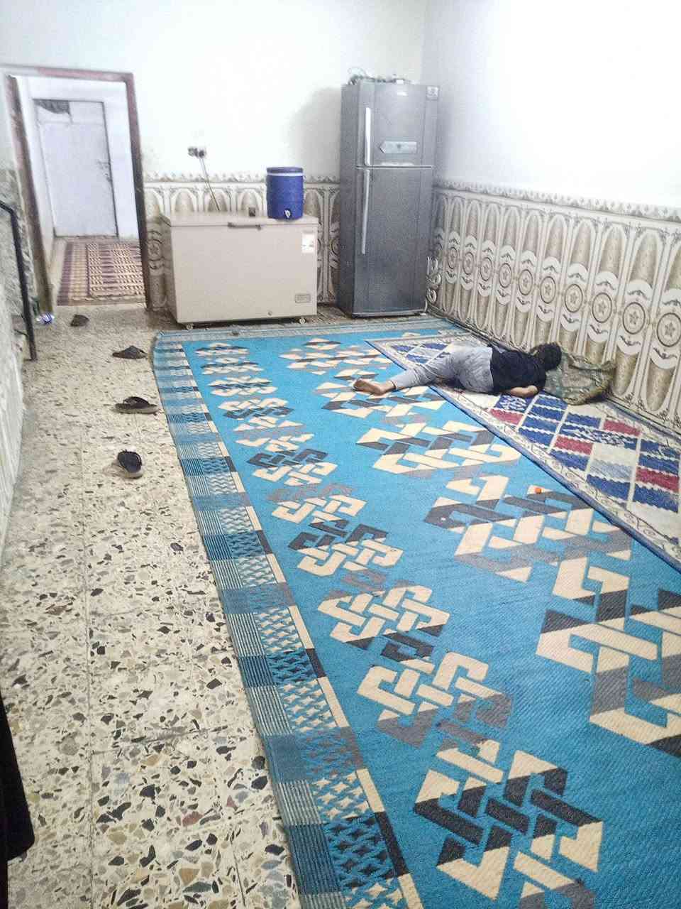 السلام عليكم بيت مساحة 200م واجهة8م نزال25م طابقين الاول غرفتين نوم صالة استقبال صحيات داخلية وخارجية  الطابق الثاني اعكادة غرفتين نوم صحيات بناءال90 عالي عنالشارع عوزة ترميم  الاورفلي الفرع العريض ماقبل  شارع سوق الشعبي ***********
