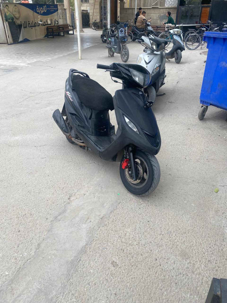 السلام عليكم اخوان من رخصه الادمن المحترم دراجه ماكس ١٤٠  درجه نضيفه صارله يمي سنه دراجه ما شكت ابد بس قبل ٤ اشهر جفتهه لان بل أساس جانت مكينته مو صافيه هسه الدراجه صارت ليره شغل وطلع  كهربائيات كله شغاله فقط عداد البانزين 

والسرعه واكفات الدراجه نصبتهه حلوهه 

   ألهاتف: ***********
السعر :450 وبيهه مجال للطيبين 
العنوان : الغزاليه شارع المشجر
