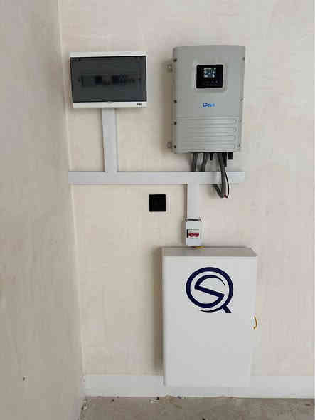 تم تصميم وتركيب منظومة طاقة شمسية متكاملة 🔋 لتوفير الطاقة على مدار الساعة 8 أمبير نهاري وبالاضافه الى ٦ امبير ليلا 
تتكون المنظومة من المكونات الأساسية التالية:

• الألواح الشمسية من شركة MTS: تعمل على تحويل ضوء الشمس إلى طاقة كهربائية مباشرة خلال النهار.

• البطارية ليثيوم فوسفات الحديد من شركة QS بخلايا ربت : تقوم بتخزين الطاقة الفائضة التي تنتجها الألواح الشمسية خلال النهار لاستخدامها في الليل أو في الأيام الغائمة

• منظم الشحن (Charge Controller): ينظم عملية شحن البطارية ويحميها من الشحن الزائد أو التفريغ العميق، مما يطيل من عمرها الافتراضي.

• العاكس (Inverter) من شركة Dey : يحول التيار المستمر (DC) المخزن في البطارية إلى تيار متردد (AC) يستخدم لتشغيل الأجهزة المنزلية والمعدات

هذه المنظومة مثالية لتشغيل الأجهزة الأساسية في المنزل أو المكتب، مثل الإضاءة، المراوح، شحن الهواتف، وأجهزة التلفاز، مما يضمن استمرارية توفر الطاقة دون انقطاع.

تواصل عبر هاتف و واتساب ***********

عنوان/صلاح الدين طوز خورماتو شارع فلكة قرب جامع امام علي طوز
