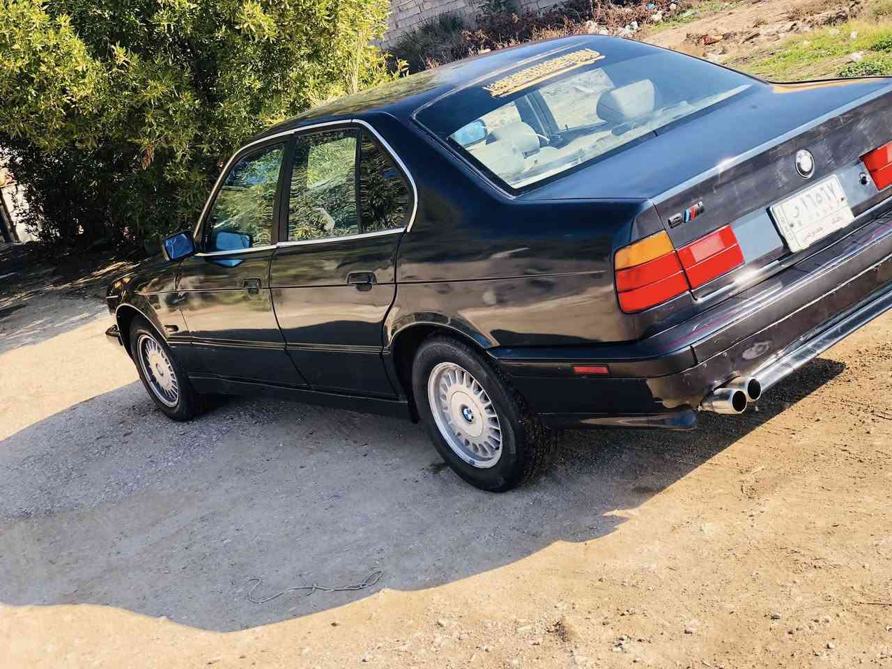 اخوان بي ام موديل ١٩٩١ السياره فول نضافه بلاديه لاطخه ولاضربه فتحه طكتين تبريد تدفئه
تخم تاير وتخم ويل حاويه اصلي شمسي

كهربائيات كلها شغاله لايتات سوار العالي زنون والناصي شمسي 
داخل جلد يخبل غرفتها شرط النضافه
رقم بغداد سنويه ماساقطه شرط التحويل 
كير مكينه شرط كفاله عامه بيها شلعه تشك الكاع 
السعر ٤٧ مكاني ديالى الغالبيه ***********
