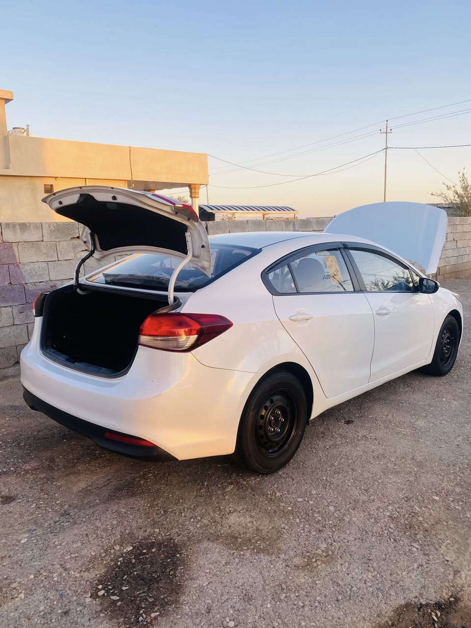 سيراتو 2017 رقم اربيل كفالة عامه 
بيه ملاحظات شويه كير محرك شاصي كفالة عامه  ماشيه 117 الف حقيقي سبير ما نازل 
تبريد ثلج تخم تايرات صدر جديد  
مكان واسط صويرة اتصل ***********
