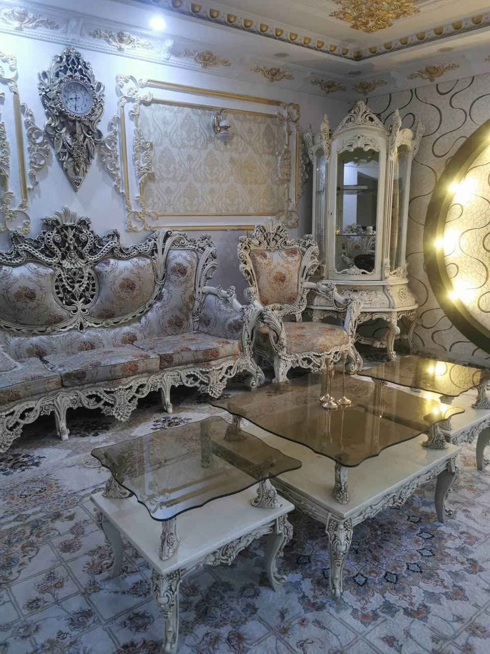 بۆ فرۆشتن بۆ زانیاری زیاتر پەیوەندی بکەن
للبيع: طقم قنفات (كنب) ملكي فاخر بتصميم كلاسيكي مميز
طقم أثاث ملكي فخم يجمع بين الأناقة الكلاسيكية والحرفية العالية، مثالي للمجالس الراقية وغرف الاستقبال التي تبحث عن لمسة من الفخامة الأرستقراطية المكان اربيل لتواصل والسعر راسلني واتساب «««***********  »»»»»» أربيل, العراق
