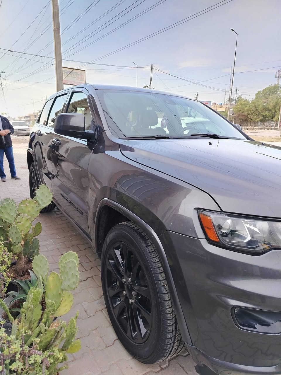 سلام عليكم
جيب شيروكي للبيع 

المواصفات 

الموديل 2018 

وارد امريكي 

المحرك 3.600

الضرر جاملغ وباب البنيت 

حساسات خلفي 

كشنات كهرباء 

حساس توقف ذاتي 

لايت خلفي ليد 

ويل نجمه وكاله 

المكان السياره بغداد

الرقم ***********
