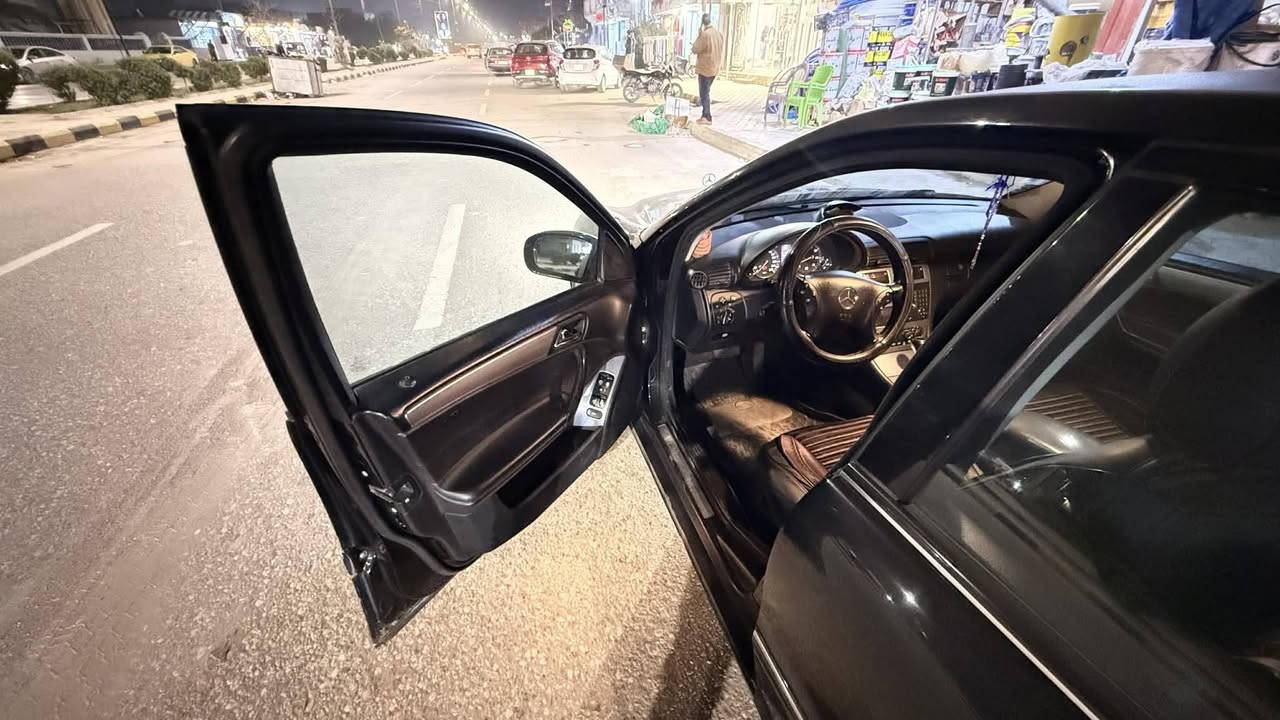 السلام عليكم للبيع سياره مارسدس 2006
كفاله عامه سياره جديده بمعنه الكلمه ليبل واحد كله مكينه بلاد رقم انكليزي تحويل ثاني يوم العنوان واسط قضاء الحي ‏‪***********‬‏ تفاصيل اتصل وبل خدمه
