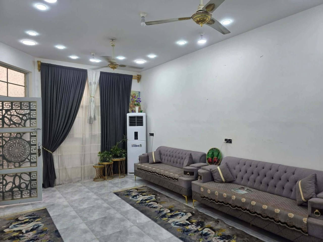 بيت للبيع حي حكيم شارع عميد جادر قرب سكله ابو حسن بناء حديث سنه 2024,كله طابوك كهرباء بوري نضام سبالت تقطير مساحه 220متر غرفتين نوم وصاله ومطبخ واستقبال  مرقم من بلديه مع محل بداخل بيت   الإتصال على الرقم ***********سعر خاص
