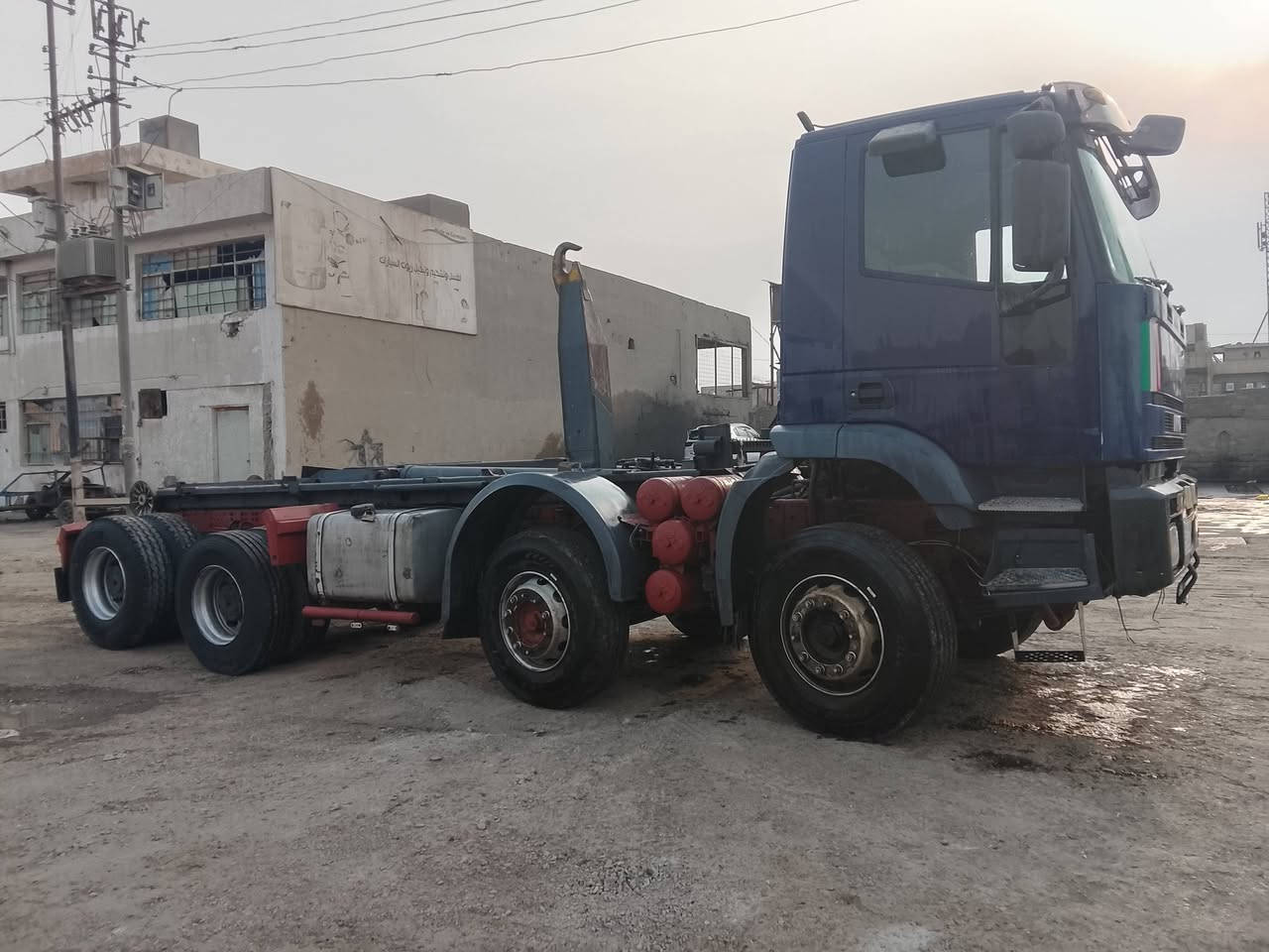 سلام عليكم للبيع افيكو قلاب موديل 2004 عقرب بلادي سيارة جاهزه للعمل مربوط عليه جهاز رفع حاويات رقم بصرة الماني للاستفسار أكثر ***********
