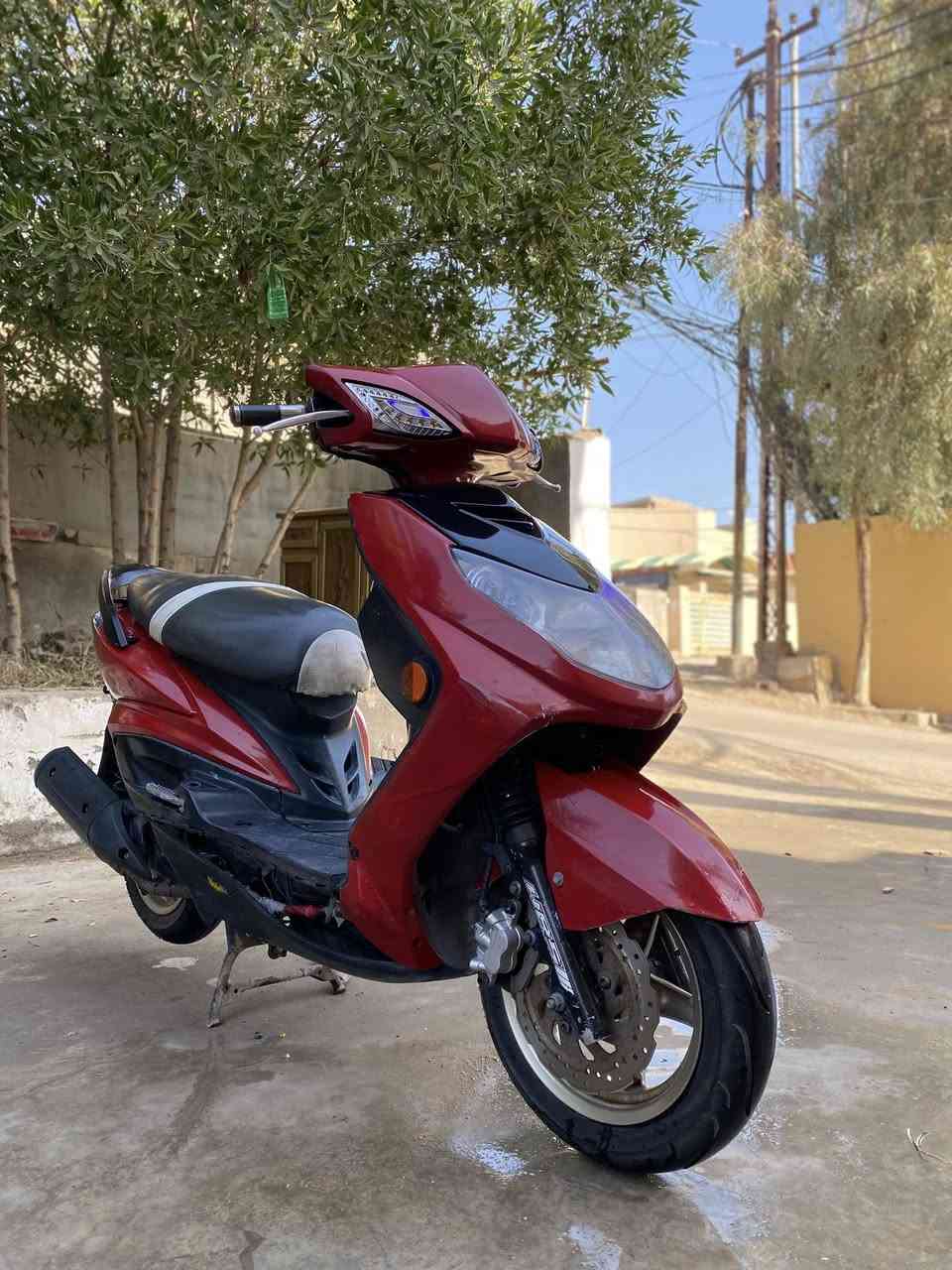 السلام عليكم سكنس فحل الدراجه ما بيها نقص بس تريشه اليمنه طارت من دمشي  دراجه مكفوله عليها ستان رياضي وسلف رياضي مال مكاين كبار بس ما اعرف بوشتها لان ما مفتوحه ♥️ السعر خاص 
ديالى بعقوبه :***********
