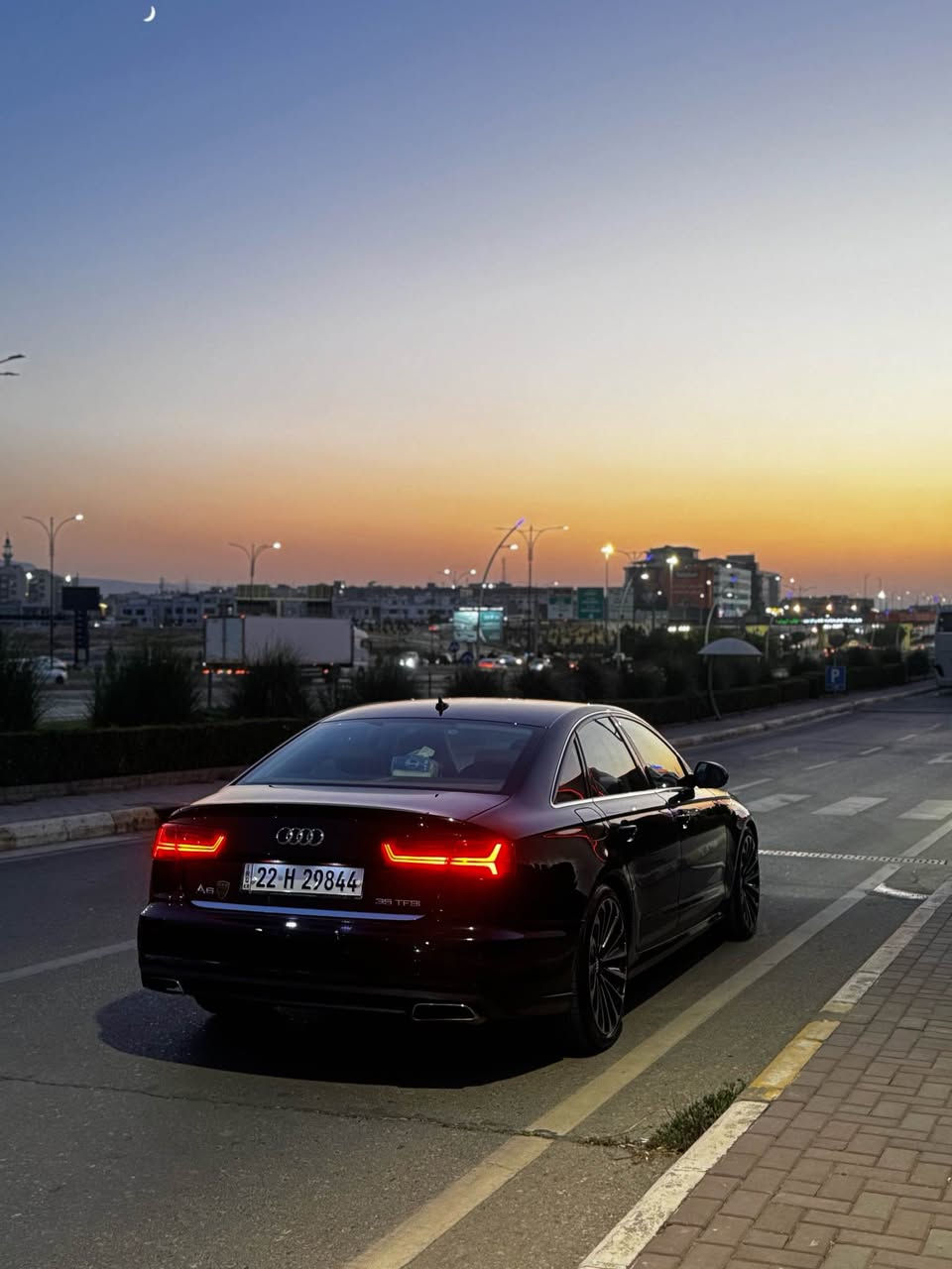 جۆری سەیارە : Audi A6 
ساڵی دەرچوون : 2016 
قەبارەی بزوێنەر : 4 سلندەر تۆربۆ 
ماوەی ڕۆشتن : 100,000 mil 
بۆیاخ : تەنها دەرگای سایەق 
ڕەنگ :ڕەش 
ڕەنگی ناوەوە :قاوەی 
تاریخی بەسەرچونی سەنەوی : 2028 
تاریخی هەزە و بەڕاد : 2027 
تایەکانی مانگی 7 گۆڕدراون 
٦٠٠هەزار غەرامەی لەسەرە دوای ڕێکەوتن ئەیگەڕێنمەوە 
نرخ : 118 $ 
*********** 
*********** السليمانية, العراق
