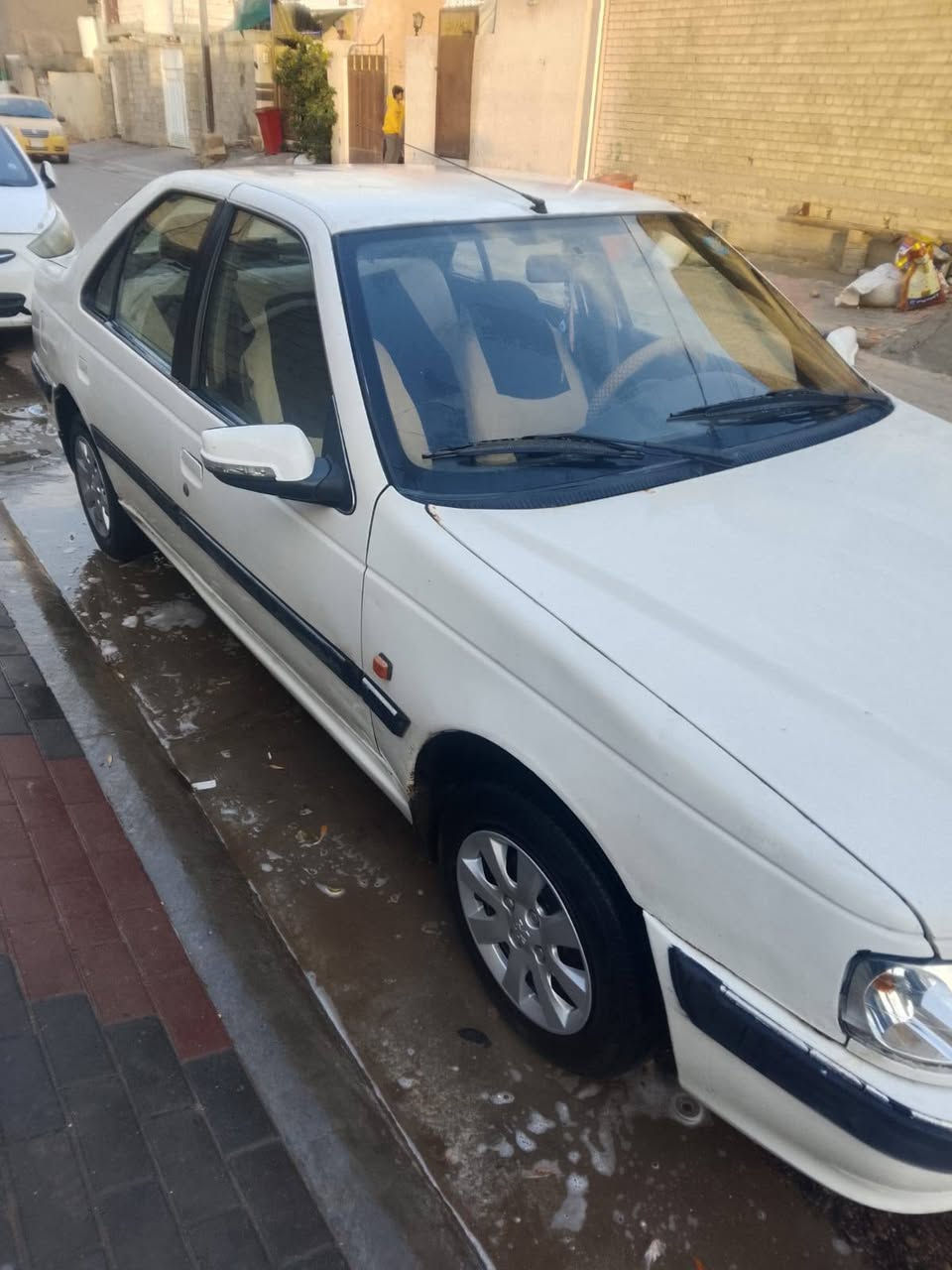 السلام عليكم للبيع بيجو بارص 2013 بأسمي سنويه ورقم جديد جاهزه مكينه وكير تخم تاير جديد التبريد نقص فقط غاز السياره بدون حادث بيها مكانات تكحيل ب38 وبيها مجال مكان السياره كربلاء ***********
