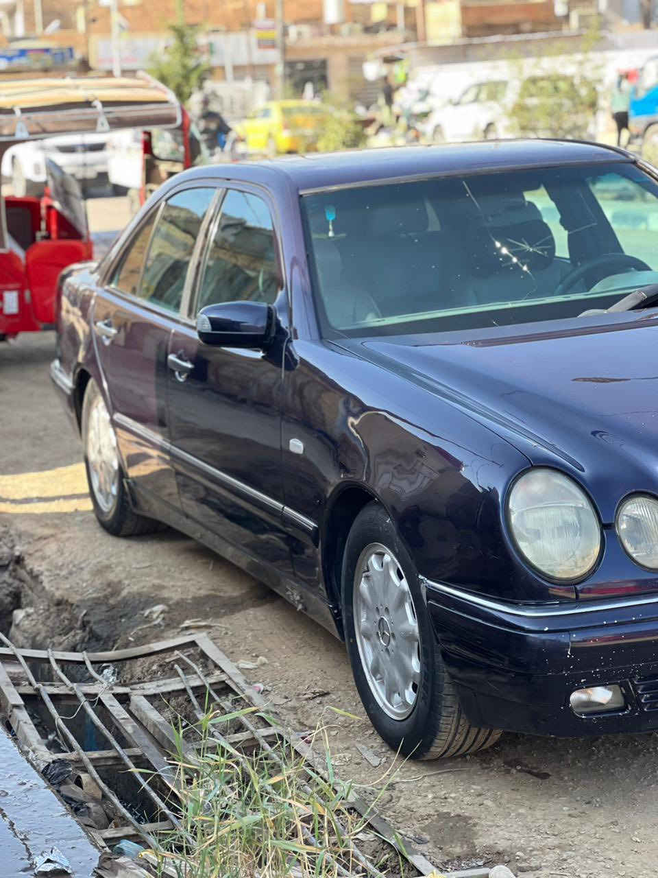سلام عليكم
للبيع مارسيدس ام عيون 320 موديل 1996 
مكينه خراطيم  سته سلندر وارد ياباني
كير اوتماتيك D4
سياره فول فتحه جام كهرباء كشنات جلد 
داخل رصاصي معروفه مواصفاتها. 
تخم تاير جديد صدر خلفي جديد وامامي 80 ٪ رقم كربلاء شبه مميزسنويه لل2027
 تبريد شغال  منضومه كامله جديده  صبغ عام بدون ضرر
كهربائيات سياره كلها شغاله.
سعر 95وبيه مجال العنوان ذي قار قضاء الرفاعي
***********
