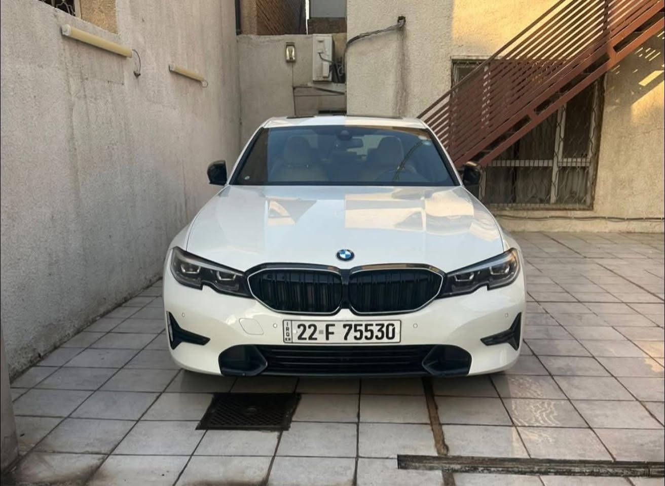 السلام عليكم
BMW 330i 2021

رادارات 360درجة 🌟

حساسات امامية خلفية ☄️

كامرا خلفية 

داخل جلد بيج بلادي 

تدفئة كراسي 

كراسي كهرب 

لايتات امامية متحركة 

لايتات زينون. بلادي 

كراسي ميموري 

السيارة ماشية 57mile 

وبيها مواصفات بعد خير من الله

حادثها الباب خلفي فقط ومبدل نفس اللون  
مكاني غزالية 
***********
