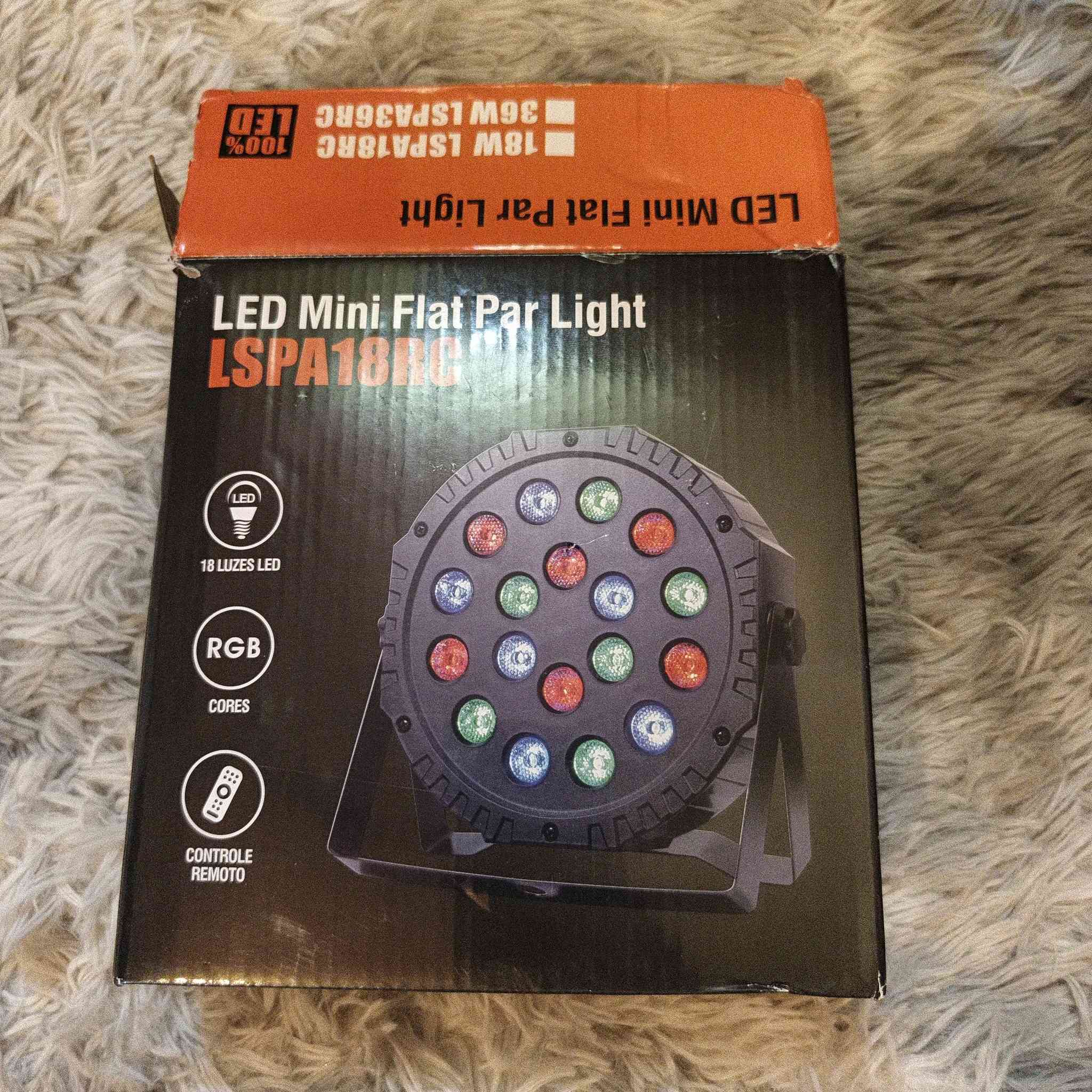 المنتج هو إضاءة مسرحية من نوع Mini LED PAR Light، وتحديداً الطراز LSPA36RC. 
عدد المصابيح: تحتوي على 36 مصباح LED عالي الجودة. 
الألوان: تدعم مزج ألوان RGB (الأحمر، الأخضر، الأزرق) لإنتاج تأثيرات ضوئية متنوعة. 
التحكم: تأتي مع جهاز تحكم عن بعد، وتدعم وضع DMX512، بالإضافة إلى العمل تلقائياً أو عبر استشعار الصوت. 
الاستخدام: مثالية لحفلات الـ DJ، المسارح، والفعاليات المختلفة، بفضل تصميمها الخفيف والمحمول.


**إذا كنت صاحب هذا الإعلان وتريد حذفه لأي سبب، رجاءا أرسل رسالة إلى الدعم الفني**