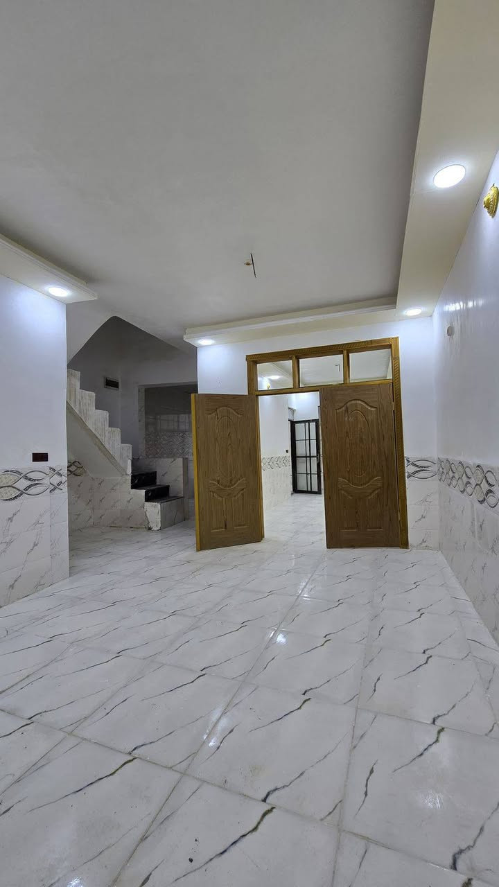 بيت 100متر للبيع بناء جديد بلوك وصب كونكريت (كامل)بشارع المطار القديم قرب جامع ام البنين غرفه وصاله ومطبخ وستقبال وصحيات (جديد)السعر 35وبي مجال بسيط للاستفسار ***********/***********
