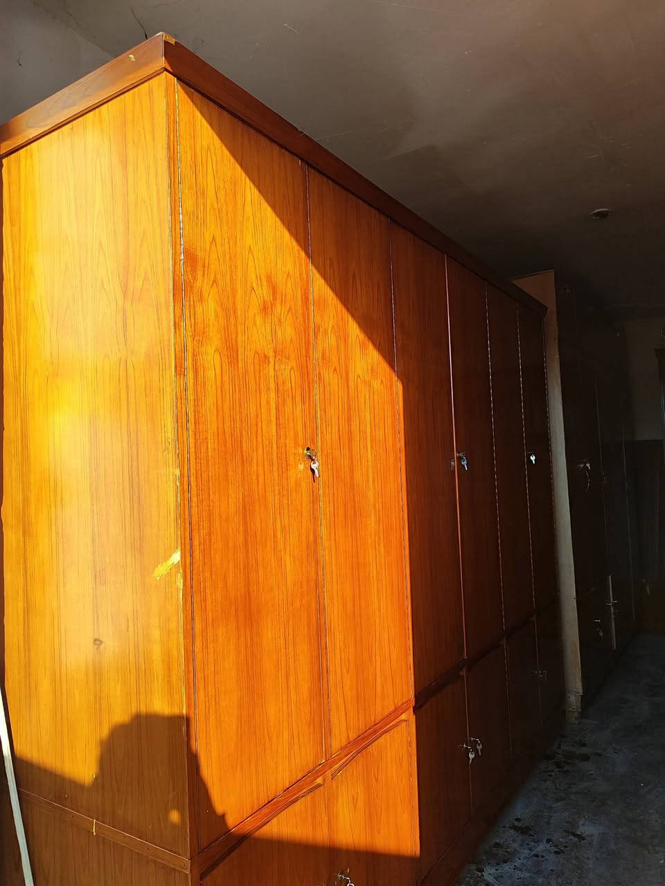 السلام عليكم #كلاريات مقبطه ويرهم #كنتور 6 باب 3متر  العمق 70 نضيفات حيل حيل ما بيهن اي عيب خشب صاج داخل خارج 
#الرقم ***********
