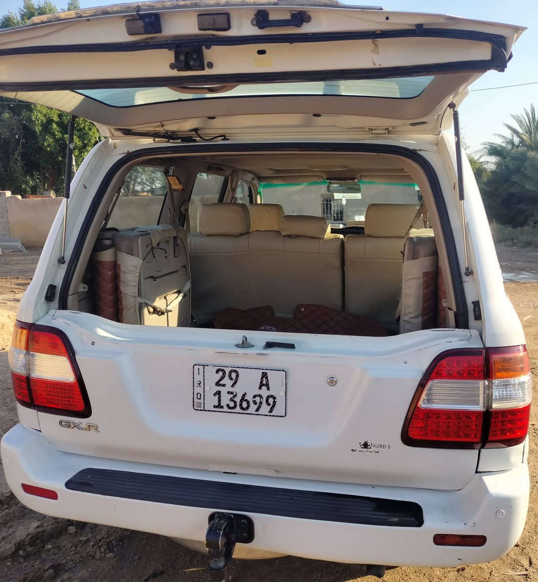 لاندكروزر موديل 2000 رقم واسط تحويل مباشر موجوده بواسط شاشه كهربائيات حداديه  كله جديد ما نقصهه شي مصبوغة حزام اثر جراد فول اوتوماتيك ثلاجه صغيره السعر 150 وبيه مجال 
***********
