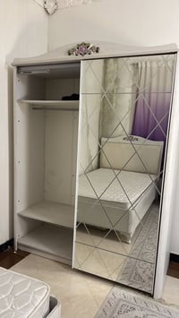 الغرف للبيع السبب لان راح نشيل من البيت والمكان مايكفي (الغرف نظيفة) ا...