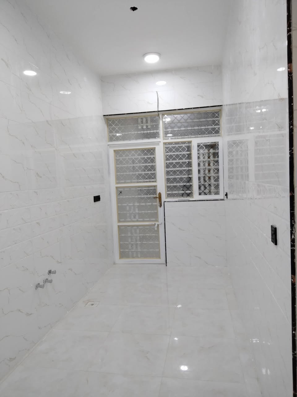السلام عليكم
🛑 للايجار 🛑
مشتمل جديد طابق ثاني في منطقة السياسيين يتكون من مطبخ واستقبال وغرفة نوم مع مجموعة صحية وسطح خارجي كبير للاستفسار اكثر الاتصال على الرقم :***********
